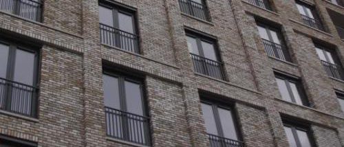 Zwart frans balkonhekwerk in appartementencomplex